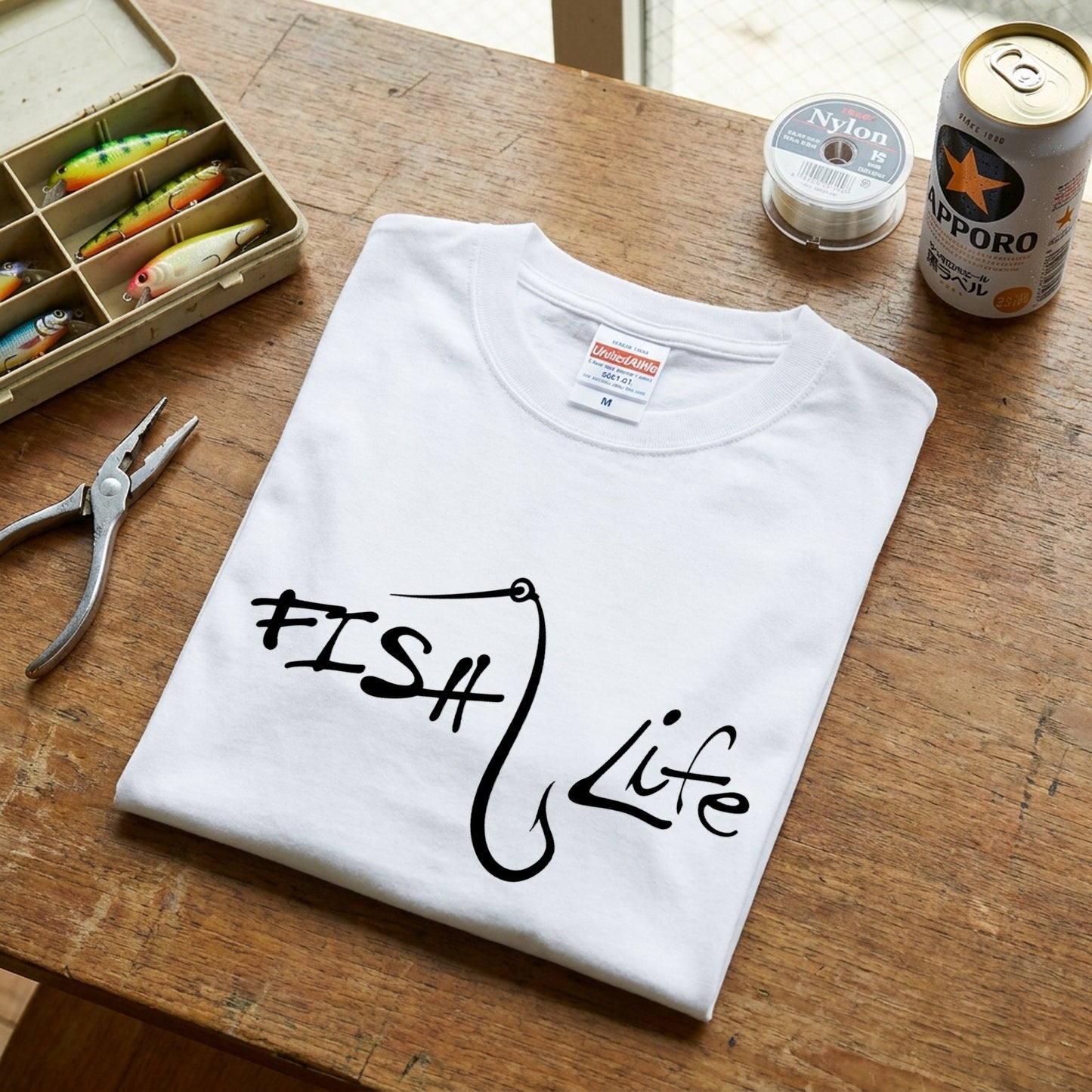 「FISH Life」フックタイポグラフィ ミニマル白Tシャツ | CASTMODE