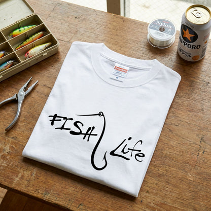 「FISH Life」フックタイポグラフィ ミニマル白Tシャツ | CASTMODE