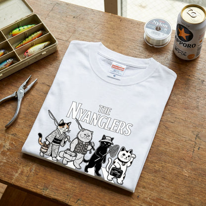 THE NYANGLERS | 招き猫 釣り猫 横断歩道 ゆるかわ パロディ Tシャツ【猫グッズ・釣り人・アウトドア・プレゼントに最適】