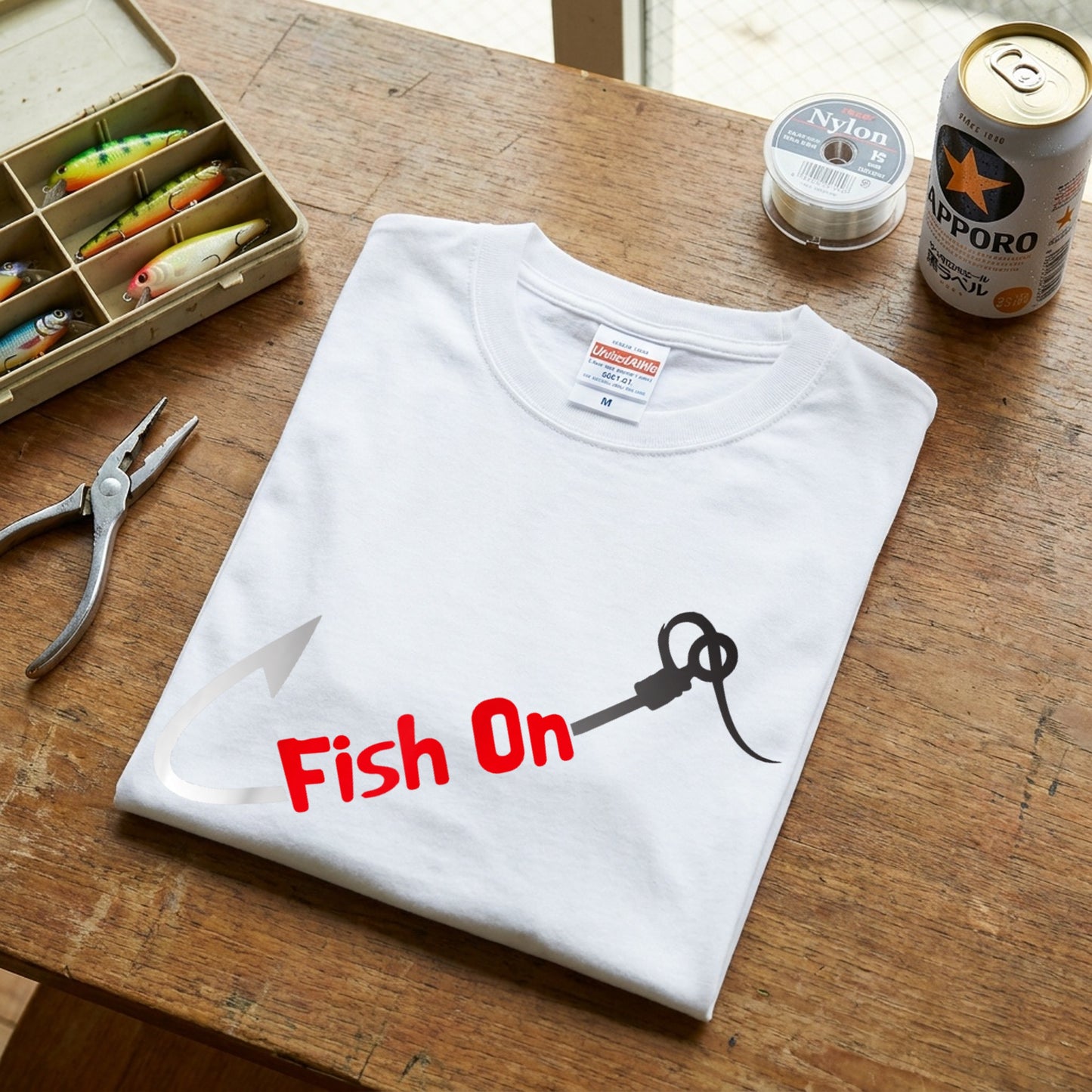 「Fish On」釣り Tシャツ - 釣り針 フック ロゴ グラフィック | 釣り 服 | CASTMODE