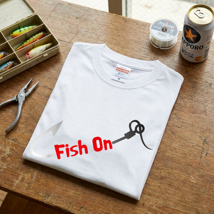 「Fish On」釣り Tシャツ - 釣り針 フック ロゴ グラフィック | 釣り 服 | CASTMODE
