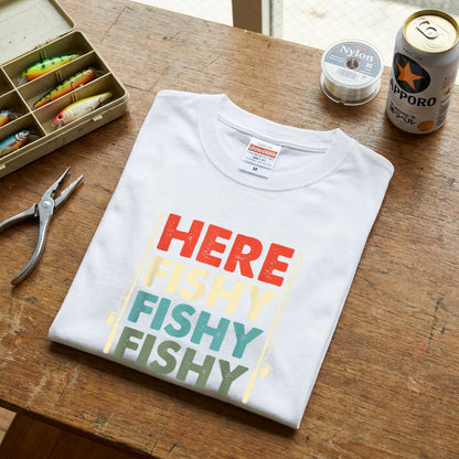 「HERE FISHY FISHY FISHY」釣り Tシャツ - ヴィンテージ ロッド イラスト | 釣り 服 | CASTMODE