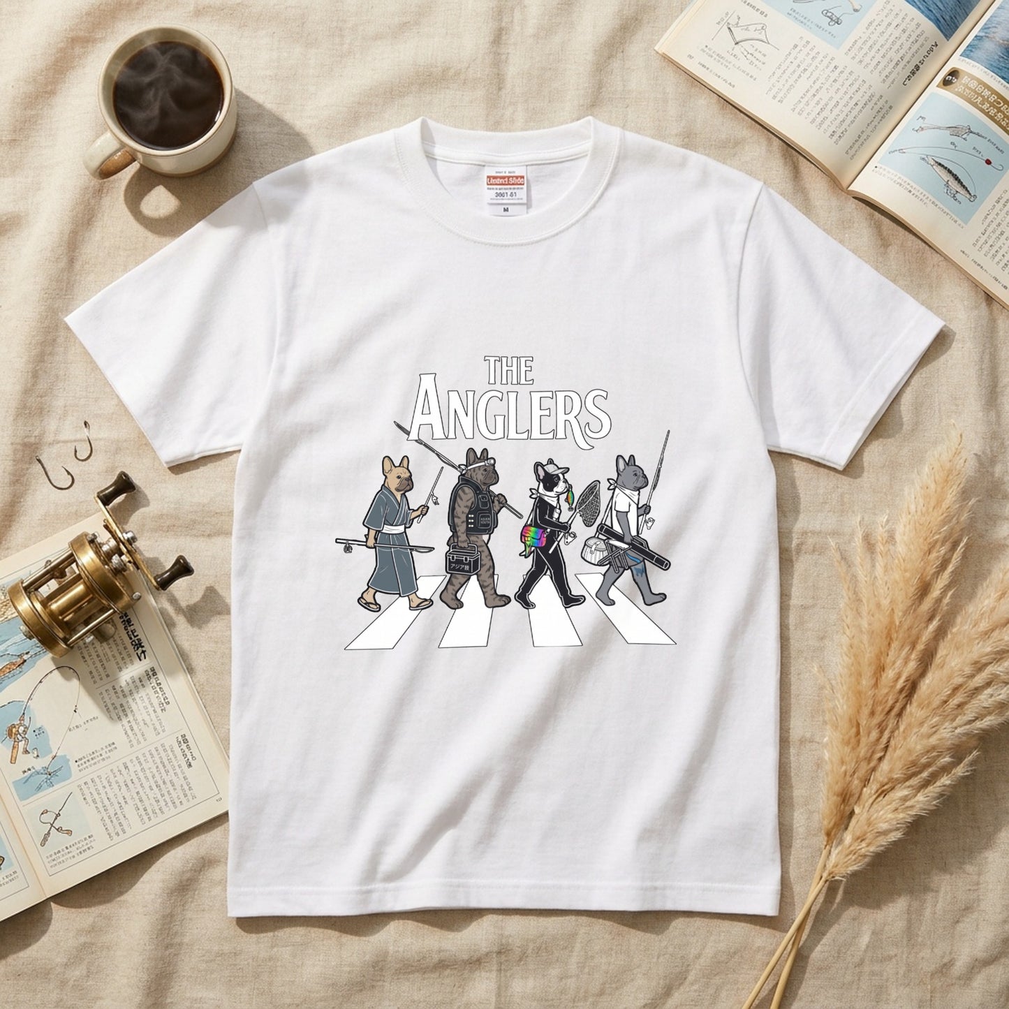 THE ANGLERS BULLDOG | 釣り人 フレンチブルドッグ 横断歩道 ゆるかわ パロディ Tシャツ【犬好き・愛犬家・鼻ぺちゃ犬・釣りグッズ・イベント・プレゼントに最適】