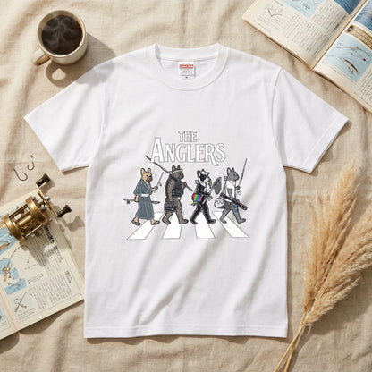 THE ANGLERS BULLDOG | 釣り人 フレンチブルドッグ 横断歩道 ゆるかわ パロディ Tシャツ【犬好き・愛犬家・鼻ぺちゃ犬・釣りグッズ・イベント・プレゼントに最適】