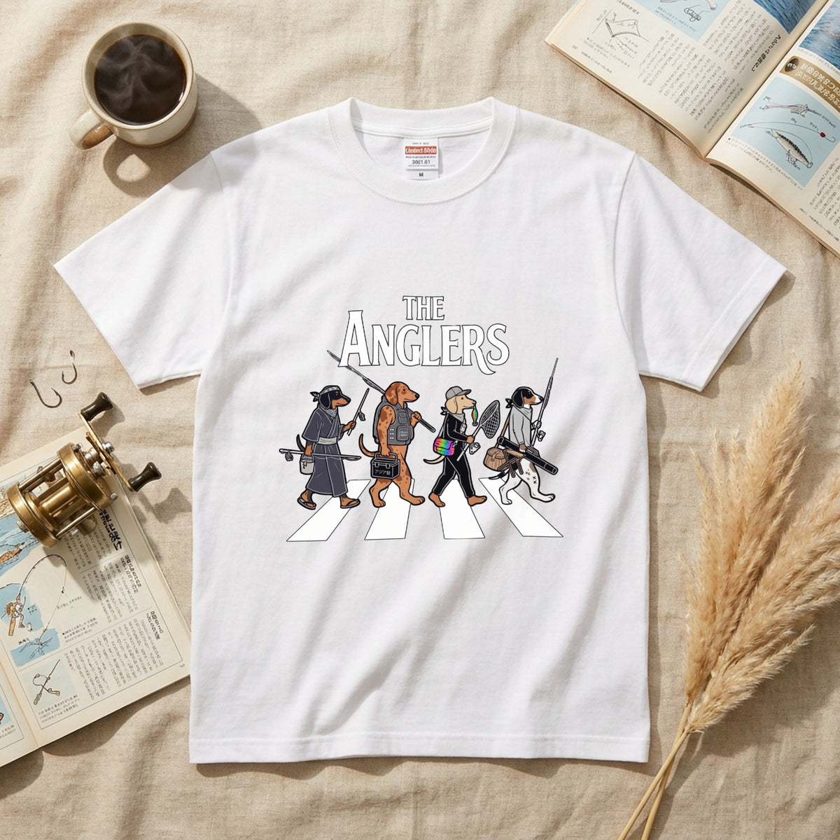 THE ANGLERS DACHSHUND| 釣り人 ミニチュアダックス 横断歩道 ゆるかわ パロディ Tシャツ【犬好き・愛犬家・釣りグッズ・イベント・プレゼントに最適】