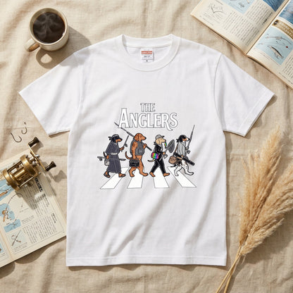 THE ANGLERS DACHSHUND| 釣り人 ミニチュアダックス 横断歩道 ゆるかわ パロディ Tシャツ【犬好き・愛犬家・釣りグッズ・イベント・プレゼントに最適】