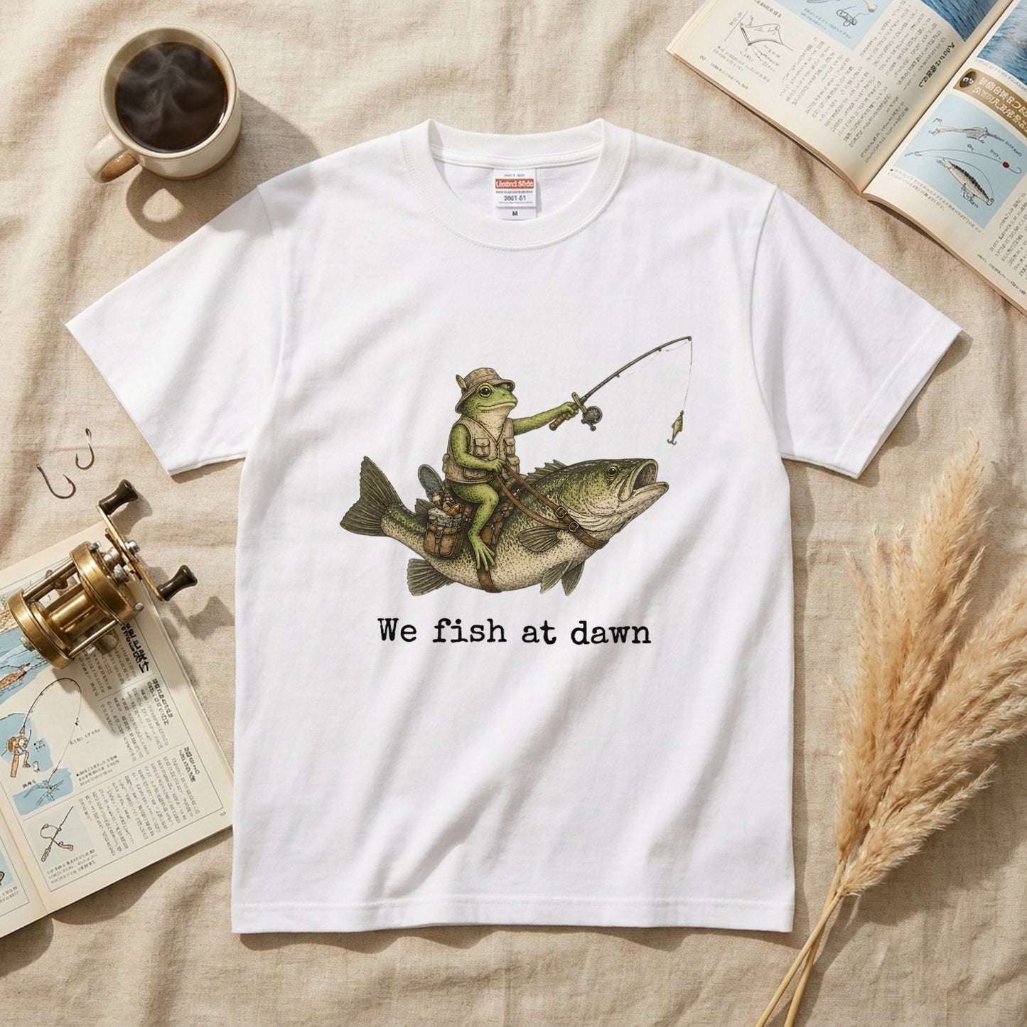 「We Fish at Dawn」ブラックバスに跨るカエル ヴィンテージ風Tシャツ | CASTMODE