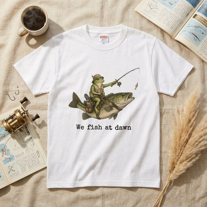 「We Fish at Dawn」ブラックバスに跨るカエル ヴィンテージ風Tシャツ | CASTMODE