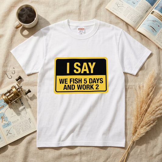 I SAY WE FISH 5 DAYS AND WORK 2 Tシャツ | 釣り好き・バス釣り・フィッシング・ユーモア・おもしろ・アウトドアに人気