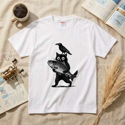 「魚を抱く黒猫とカラス」木版画風 ホワイトアートTシャツ | CASTMODE