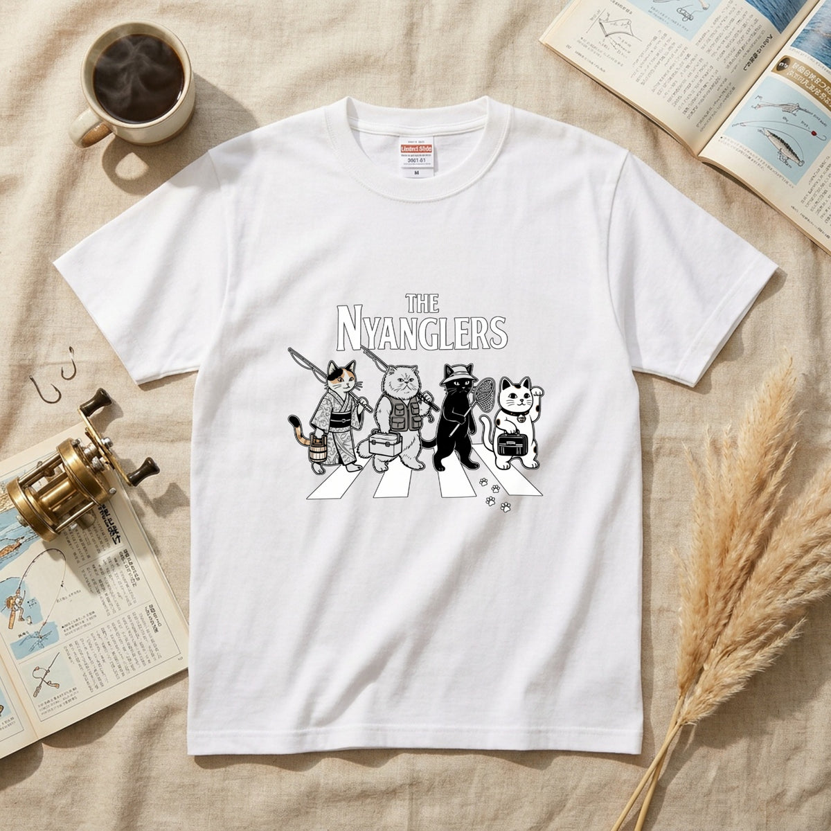 THE NYANGLERS | 招き猫 釣り猫 横断歩道 ゆるかわ パロディ Tシャツ【猫グッズ・釣り人・アウトドア・プレゼントに最適】