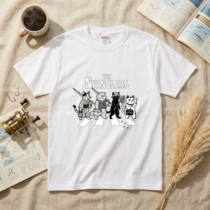 THE NYANGLERS | 招き猫 釣り猫 横断歩道 ゆるかわ パロディ Tシャツ【猫グッズ・釣り人・アウトドア・プレゼントに最適】