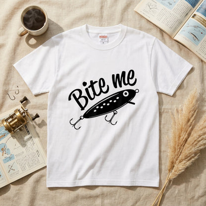 「Bite me」ルアー イラスト Tシャツ - おもしろ 釣り 服 | CASTMODE
