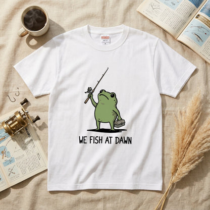 「WE FISH AT DAWN」タックルボックス持つ蛙 ゆるカワ白Tシャツ | CASTMODE