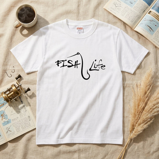 「FISH Life」フックタイポグラフィ ミニマル白Tシャツ | CASTMODE
