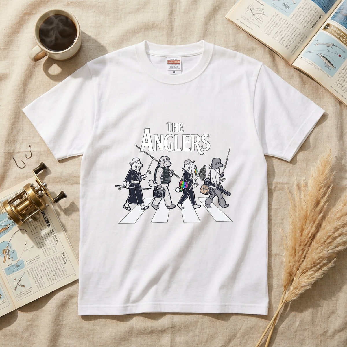 THE ANGLERS POODLE | 釣り人 トイプードル 横断歩道 ゆるかわ パロディ Tシャツ【犬好き・愛犬家・釣りグッズ・イベント・プレゼントに最適】