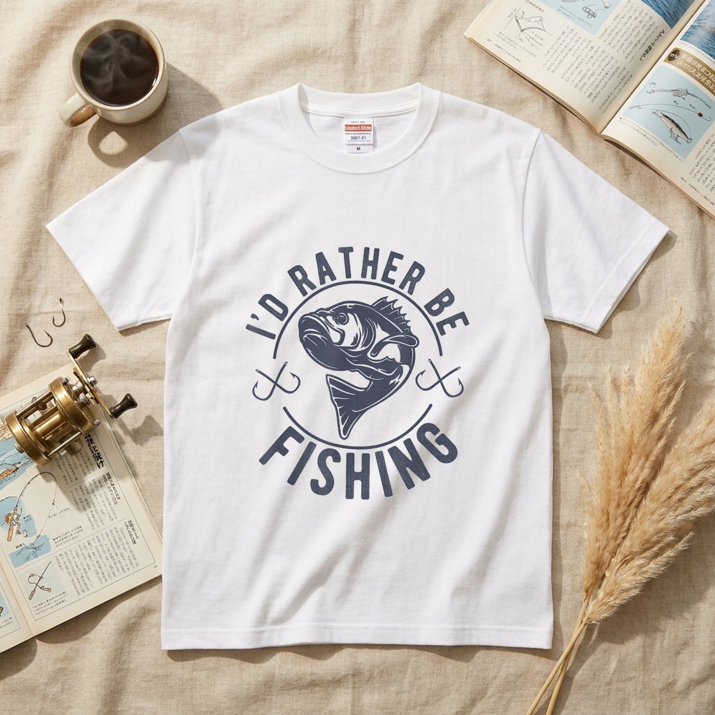 【I'D RATHER BE FISHING】ヴィンテージ風 ブラックバス 釣りイラスト白Tシャツ | CASTMODE