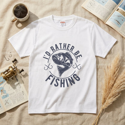 【I'D RATHER BE FISHING】ヴィンテージ風 ブラックバス 釣りイラスト白Tシャツ | CASTMODE