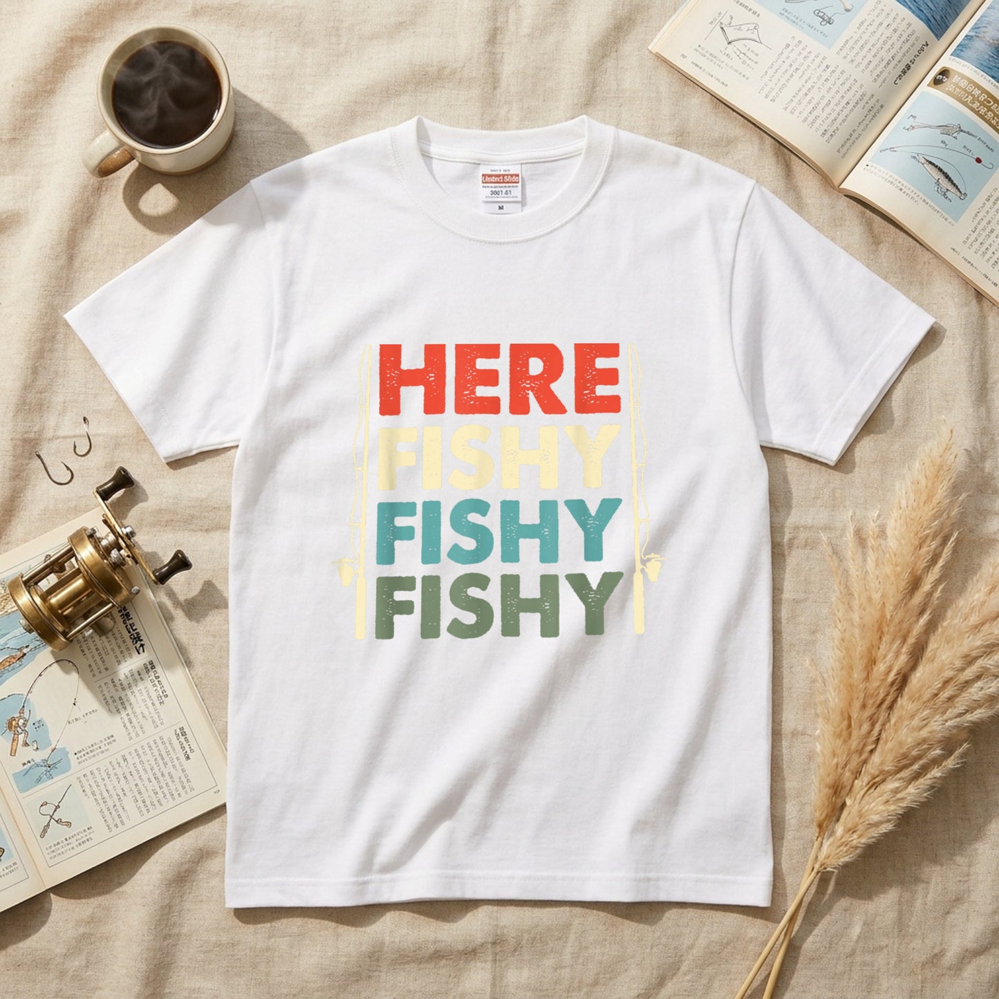 「HERE FISHY FISHY FISHY」釣り Tシャツ - ヴィンテージ ロッド イラスト | 釣り 服 | CASTMODE