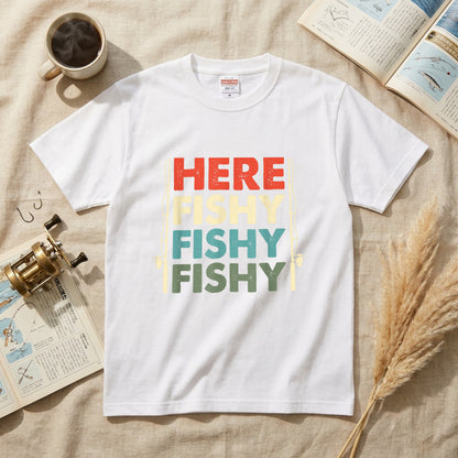 「HERE FISHY FISHY FISHY」釣り Tシャツ - ヴィンテージ ロッド イラスト | 釣り 服 | CASTMODE