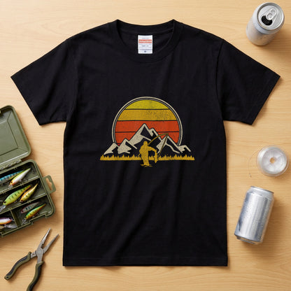 【ヴィンテージ風】山脈×サンセット 渓流釣り アングラー アート黒Tシャツ | CASTMODE