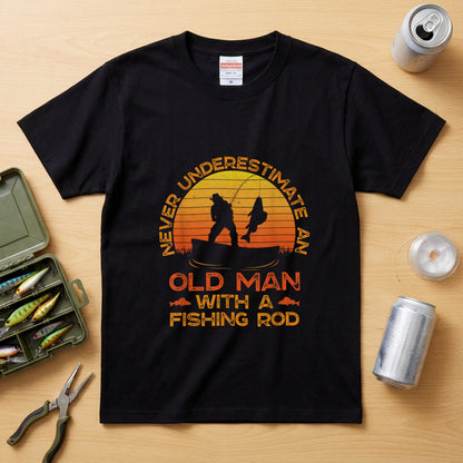 Never Underestimate An Old Man With A Fishing Rod ヴィンテージ風 釣り黒Tシャツ | CASTMODE