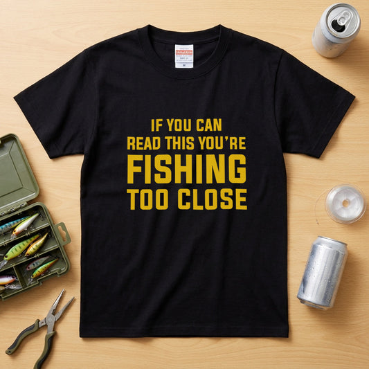 YOU'RE FISHING TOO CLOSE Tシャツ | 釣り好き・ユーモア・おもしろ・バス釣り・フィッシングに人気