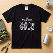 THE NYANGLERS | 招き猫 釣り猫 横断歩道 ゆるかわ パロディ Tシャツ【猫グッズ・釣り人・アウトドア・プレゼントに最適】