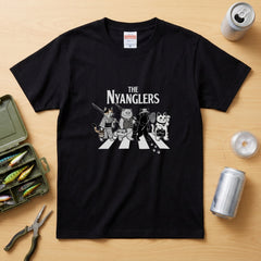 THE NYANGLERS | 招き猫 釣り猫 横断歩道 ゆるかわ パロディ Tシャツ【猫グッズ・釣り人・アウトドア・プレゼントに最適】