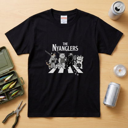 THE NYANGLERS | 招き猫 釣り猫 横断歩道 ゆるかわ パロディ Tシャツ【猫グッズ・釣り人・アウトドア・プレゼントに最適】