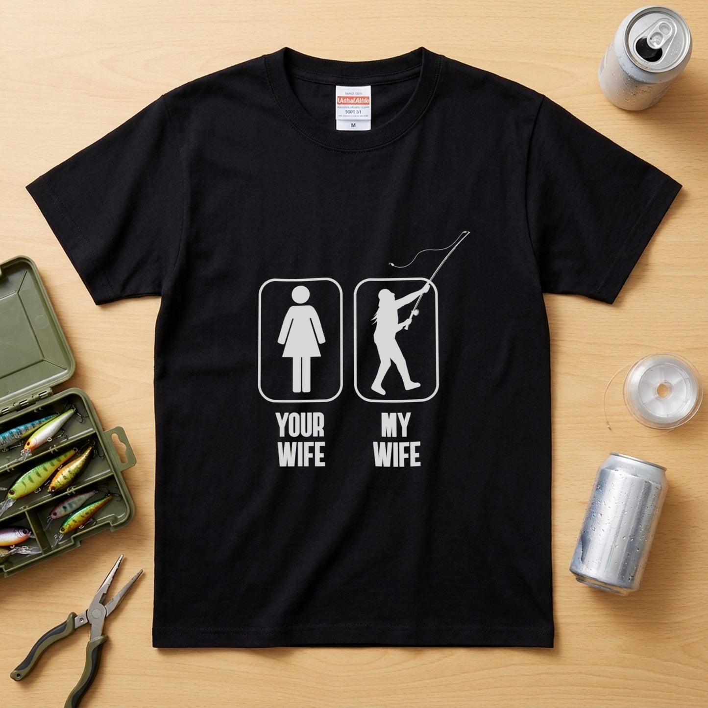 【YOUR WIFE vs MY WIFE】おもしろ 釣りジョーク黒Tシャツ | CASTMODE