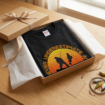 Never Underestimate An Old Man With A Fishing Rod ヴィンテージ風 釣り黒Tシャツ | CASTMODE