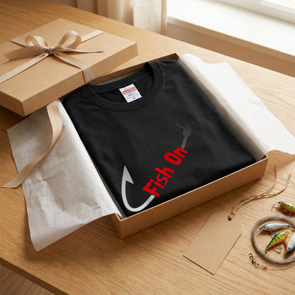 「Fish On」釣り Tシャツ - 釣り針 フック ロゴ グラフィック | 釣り 服 | CASTMODE