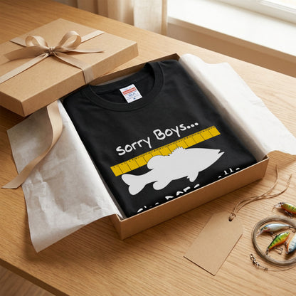 【Sorry Boys... Size DOES matter】おもしろ 釣りジョーク黒Tシャツ | CASTMODE