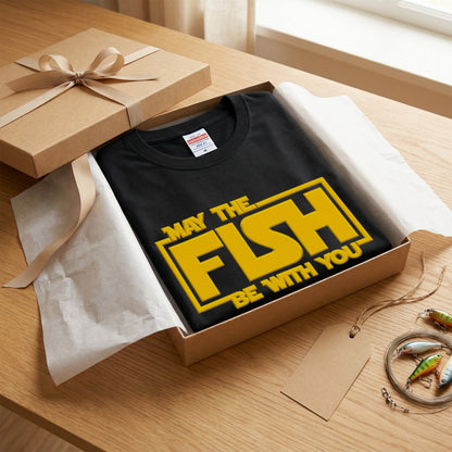 【MAY THE FISH BE WITH YOU】おもしろ 釣りジョーク黒Tシャツ | CASTMODE