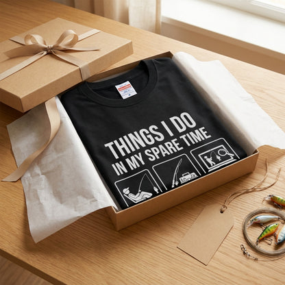 「THINGS I DO IN MY SPARE TIME」おもしろ 釣り Tシャツ - アイコン イラスト | 釣り 服 | CASTMODE