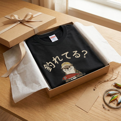 FISHING OTTER | ゆるかわ カワウソ 釣りガール 釣り男子 メッセージ グラフィック Tシャツ【動物雑貨・普段着・キャンプ・ユニセックス・ギフトに最適】