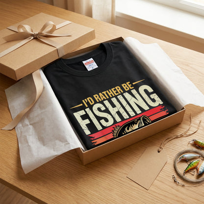 「I'D RATHER BE FISHING」レトロサンセット ブラックバスTシャツ | CASTMODE