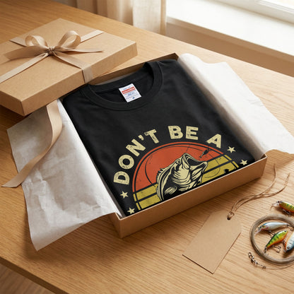「DON'T BE A DUMB BASS」おもしろ 釣り Tシャツ - ヴィンテージ レトロ | CASTMODE