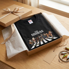 THE SHIBAS | 横断歩道 ゆるかわ 柴犬 フィッシング パロディTシャツ【愛犬家・釣り好き・アウトドア・ギフトに最適】