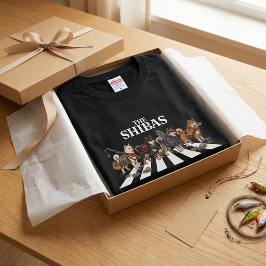 THE SHIBAS | 横断歩道 ゆるかわ 柴犬 フィッシング パロディTシャツ【愛犬家・釣り好き・アウトドア・ギフトに最適】
