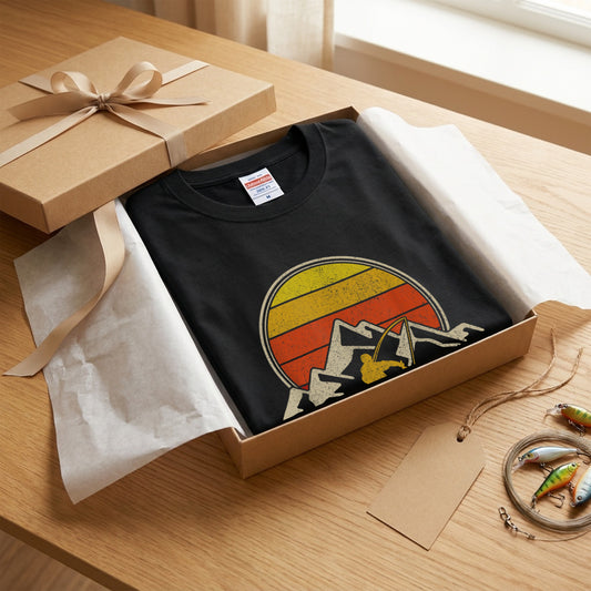 【ヴィンテージ風】山脈×サンセット 渓流釣り アングラー アート黒Tシャツ | CASTMODE