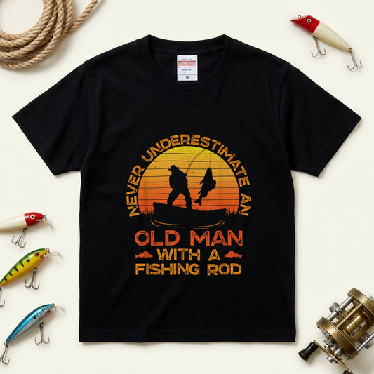 Never Underestimate An Old Man With A Fishing Rod ヴィンテージ風 釣り黒Tシャツ | CASTMODE