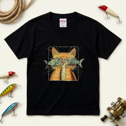 【魚メガネ茶トラ猫】シュールで可愛いお魚メガネ猫 イラスト黒Tシャツ | CASTMODE