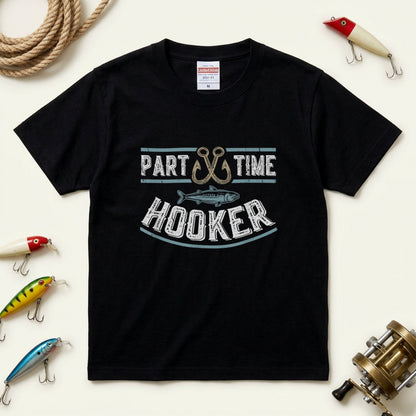 「PART TIME HOOKER」ヴィンテージ調 釣りユーモアTシャツ | CASTMODE