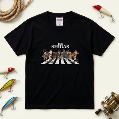 THE SHIBAS | 横断歩道 ゆるかわ 柴犬 フィッシング パロディTシャツ【愛犬家・釣り好き・アウトドア・ギフトに最適】