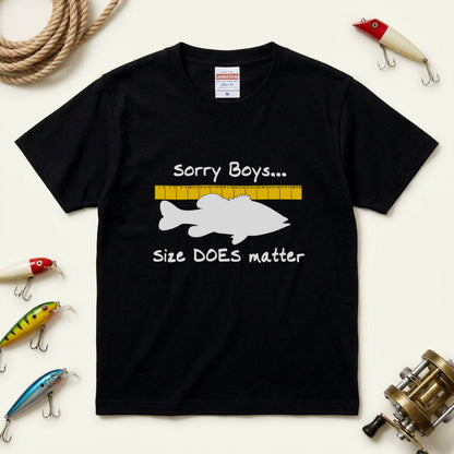 【Sorry Boys... Size DOES matter】おもしろ 釣りジョーク黒Tシャツ | CASTMODE