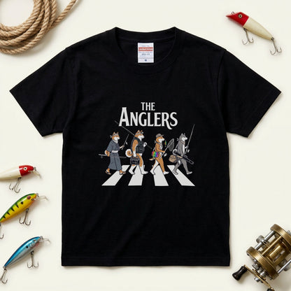 THE ANGLERS AKITA | 釣り人 秋田犬 横断歩道 ゆるかわ パロディ Tシャツ【犬好き・愛犬家・和犬・釣りグッズ・イベント・プレゼントに最適】