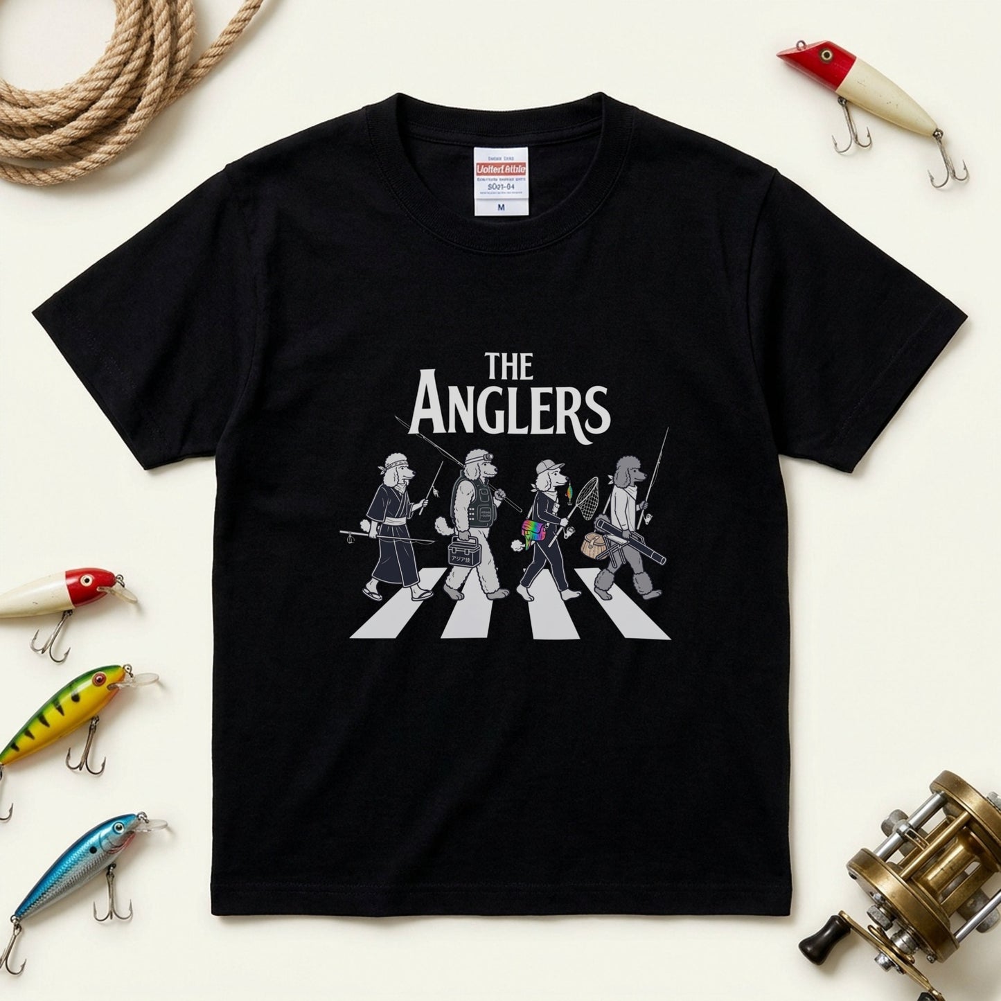 THE ANGLERS POODLE | 釣り人 トイプードル 横断歩道 ゆるかわ パロディ Tシャツ【犬好き・愛犬家・釣りグッズ・イベント・プレゼントに最適】