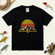 【ヴィンテージ風】山脈×サンセット 渓流釣り アングラー アート黒Tシャツ | CASTMODE